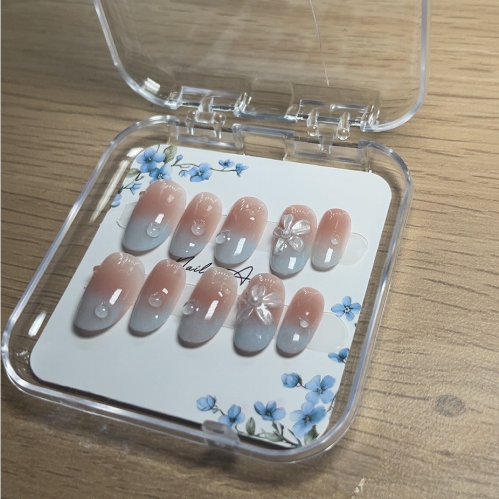 Elegant Ombre Press-On Nails with Floral Design
